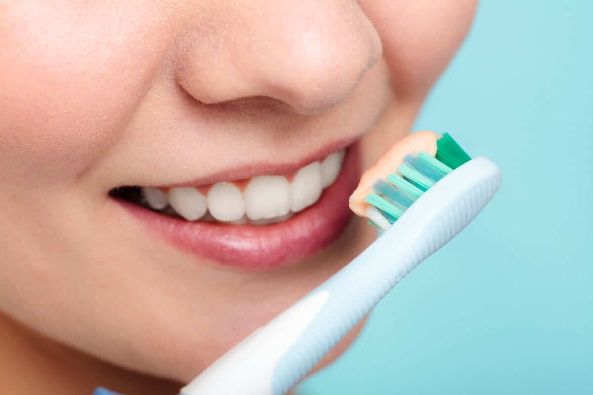 How to brush your teeth after dental veneers placement ?